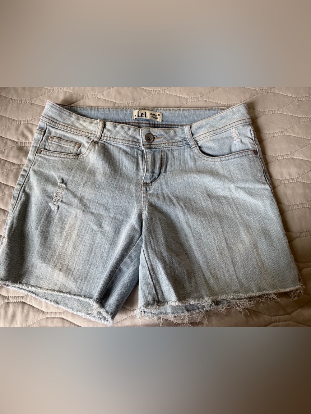 lei Faded Light Blue Denim Women's Shorts with Frayed Hem